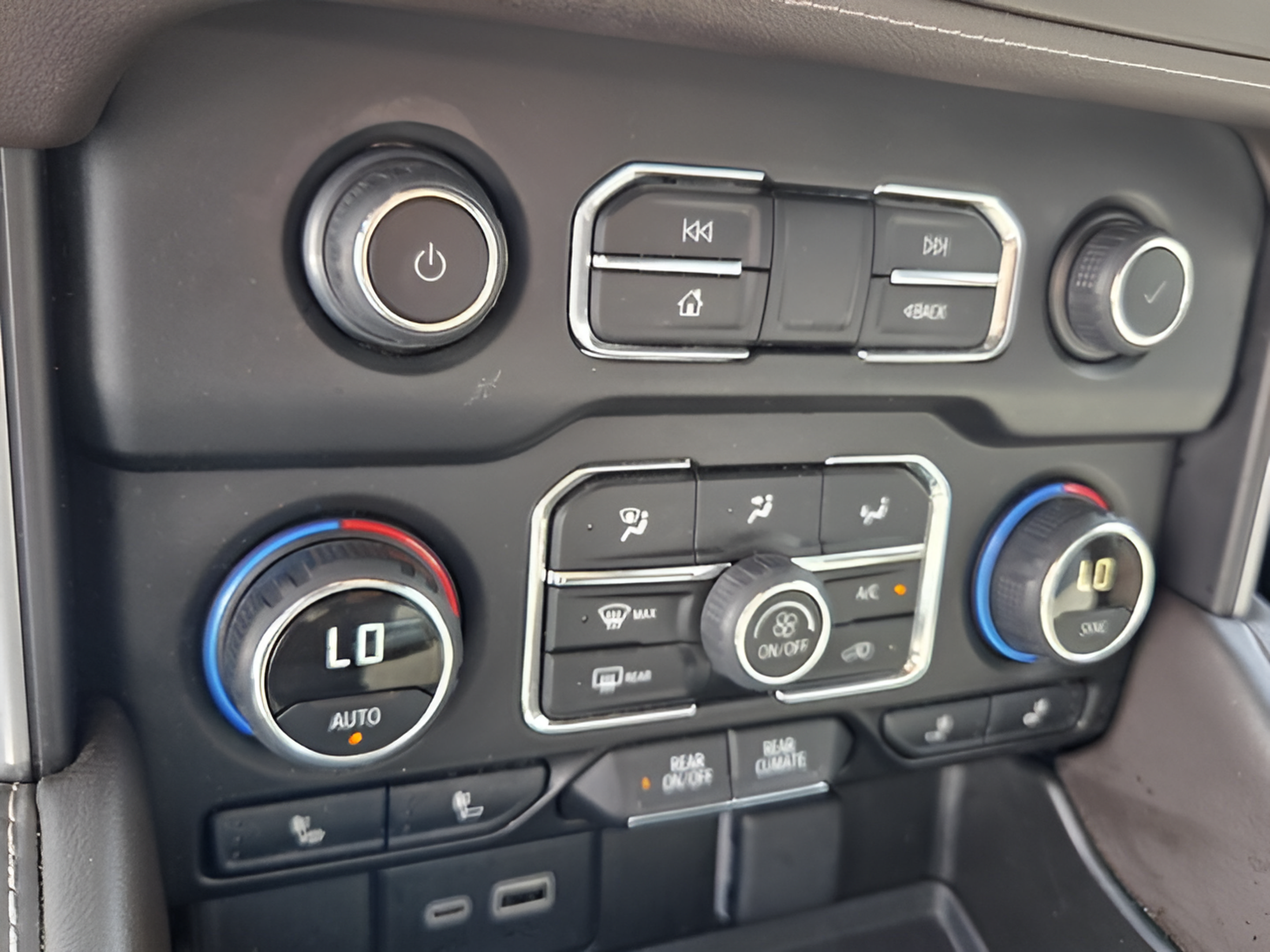 Certified 2024 Chevrolet Suburban LT RWD image 20