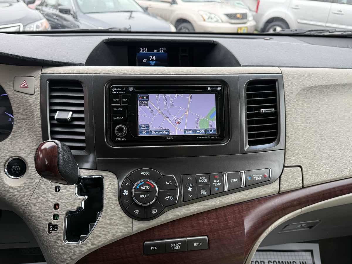 Used 2013 Toyota Sienna XLE image 19