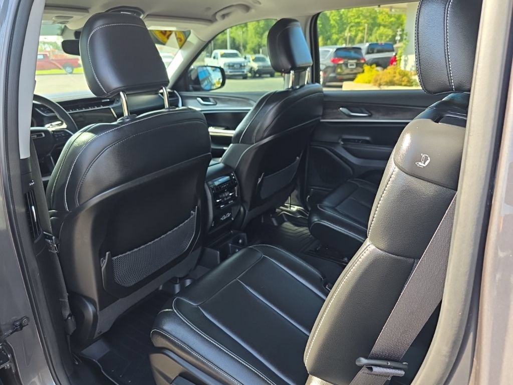 Used 2023 Jeep Grand Cherokee L Limited AWD/4WD image 30