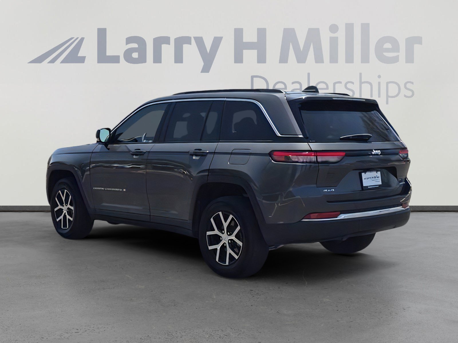 Used 2025 Jeep Grand Cherokee Limited w/ Trailer Tow Package AWD/4WD image 4