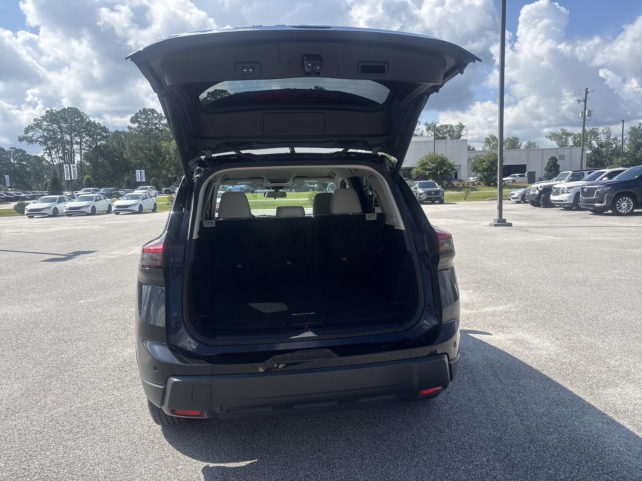 Used 2025 Nissan Rogue SV AWD/4WD image 14