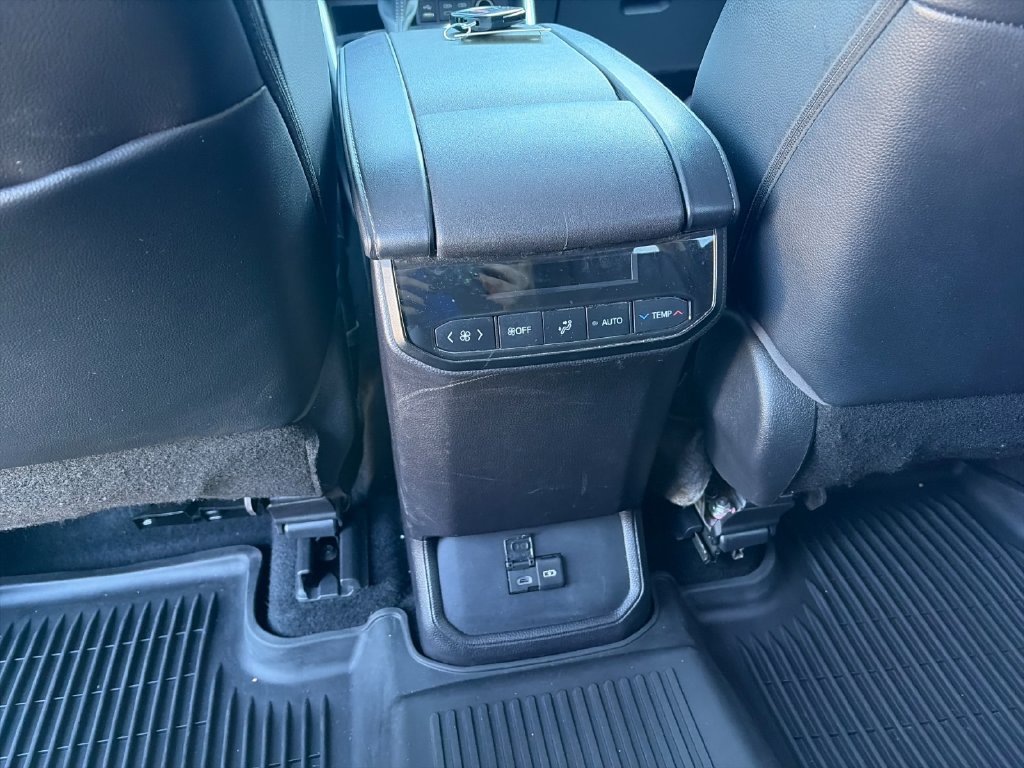 Used 2022 Toyota Highlander XLE AWD/4WD image 15