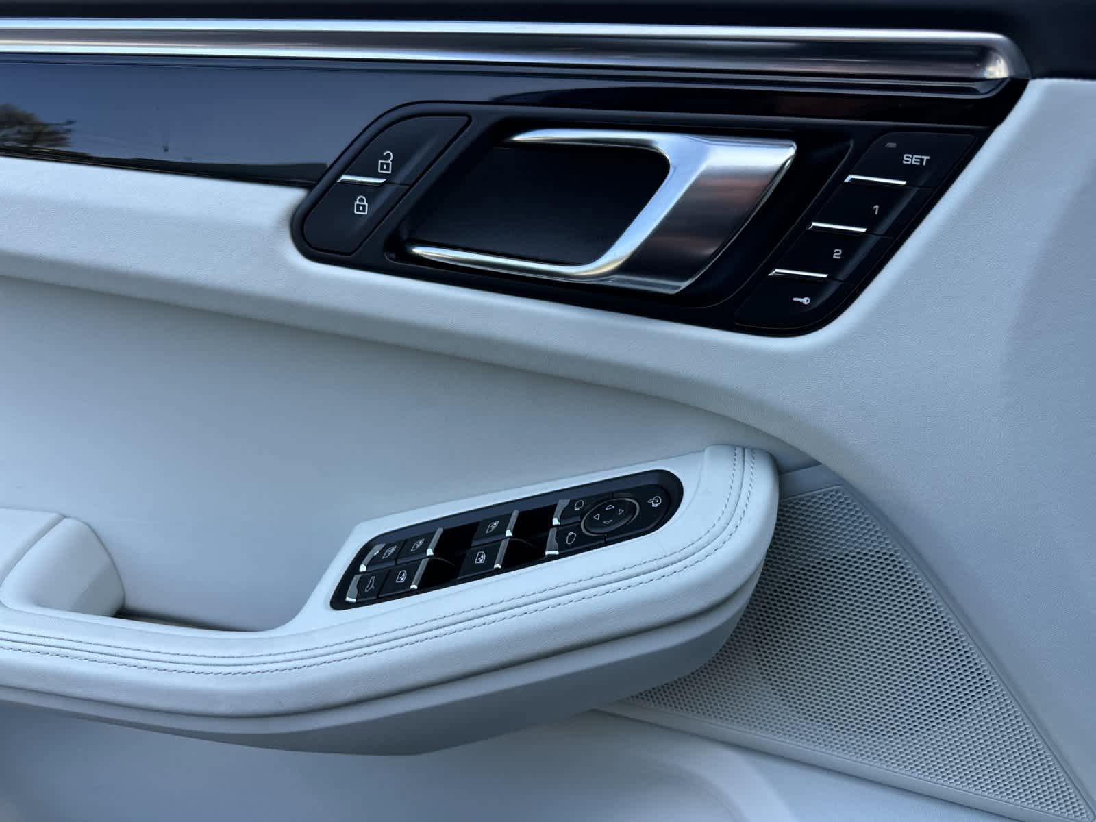 Certified 2025 Porsche Macan AWD/4WD image 12