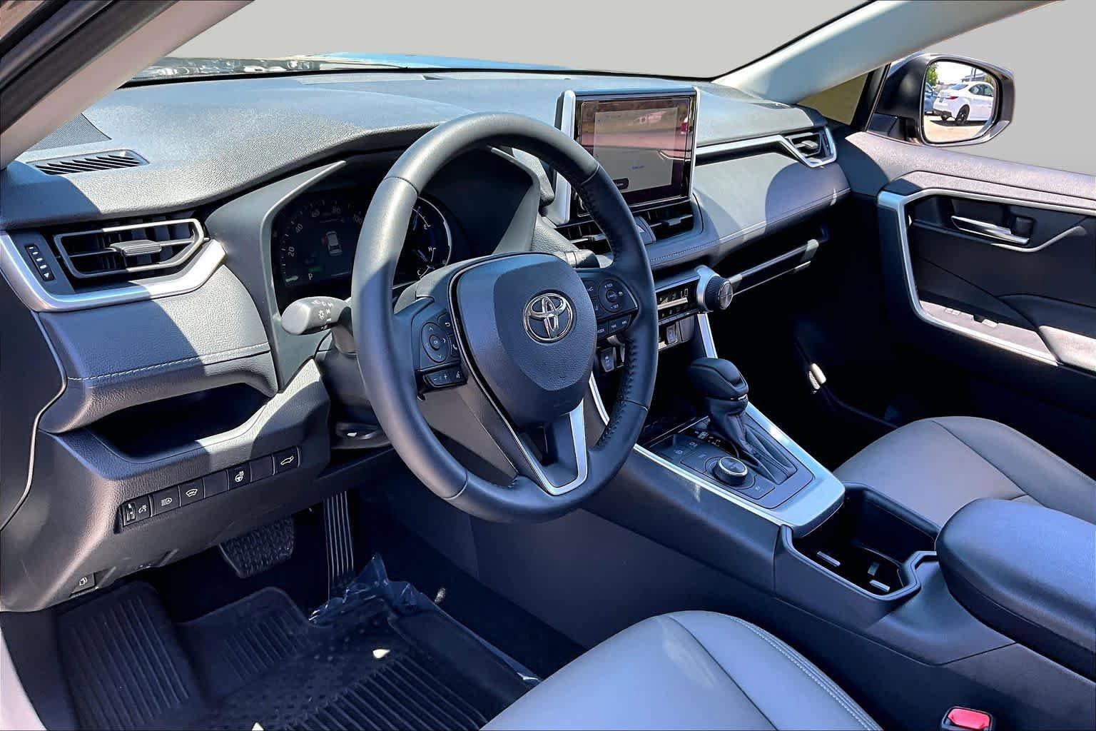 Used 2025 Toyota RAV4 XLE w/ Convenience Package AWD/4WD image 17