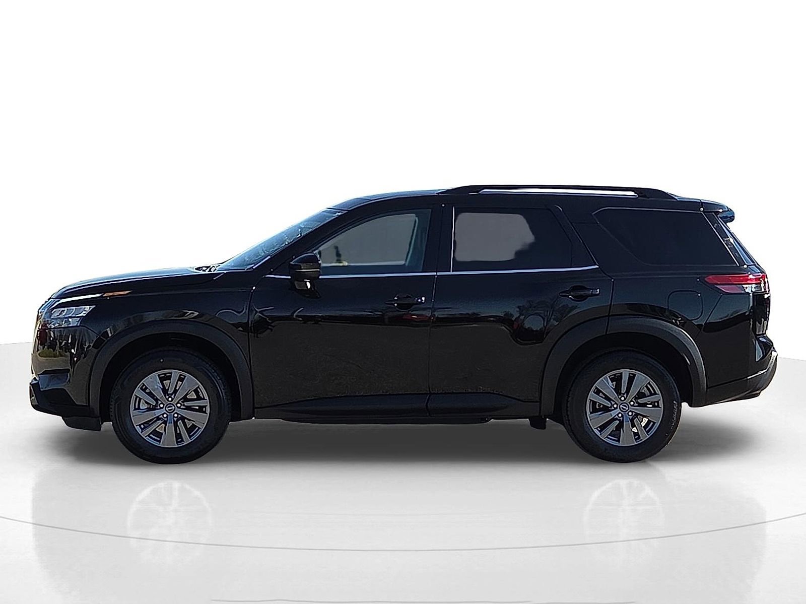 Used 2025 Nissan Pathfinder SV image 3