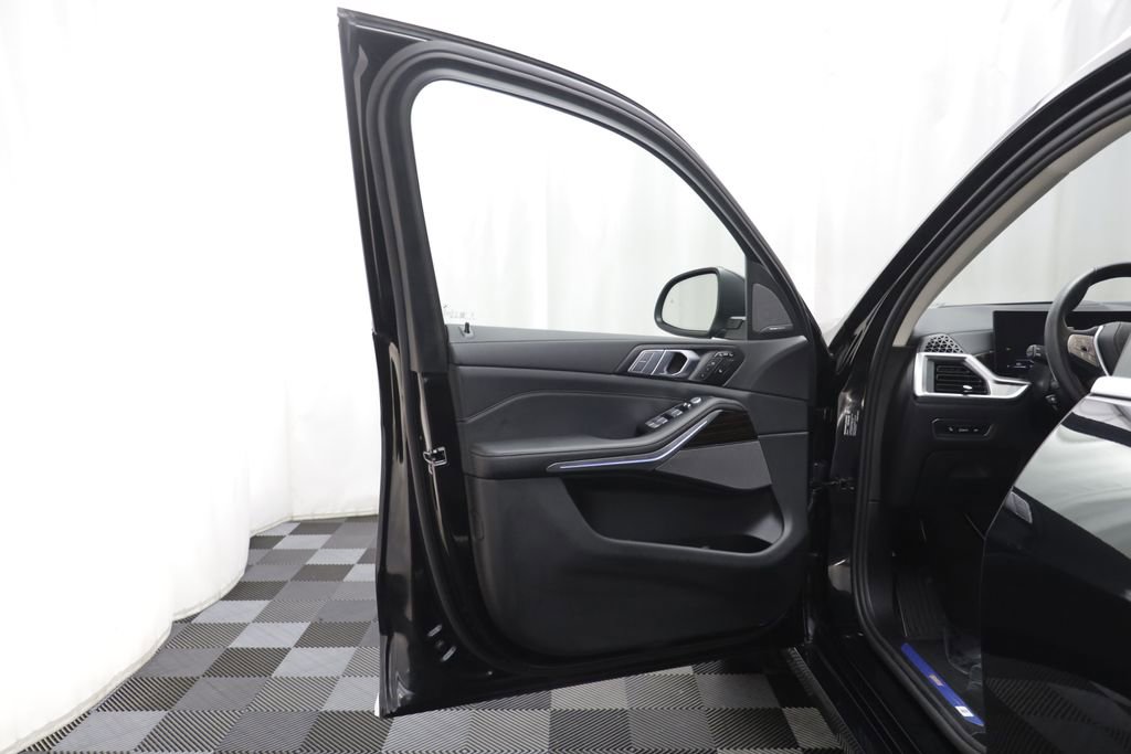 Certified 2026 BMW X7 xDrive40i w/ Premium Package AWD/4WD image 4