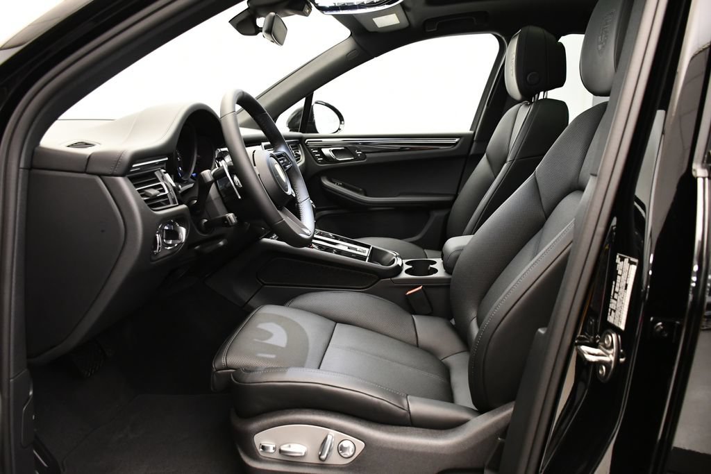 Certified 2026 Porsche Macan AWD/4WD image 5