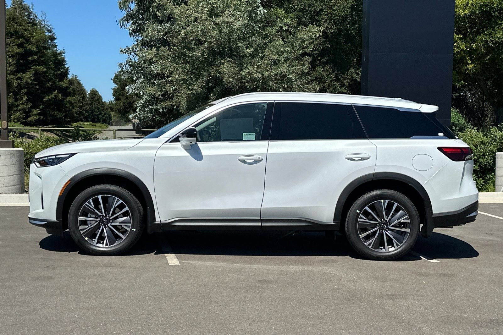 New 2027 INFINITI QX60 Luxe w/ Cargo Package AWD/4WD image 2