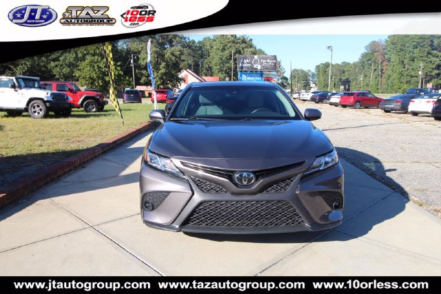 Used 2020 Toyota Camry SE FWD image 2