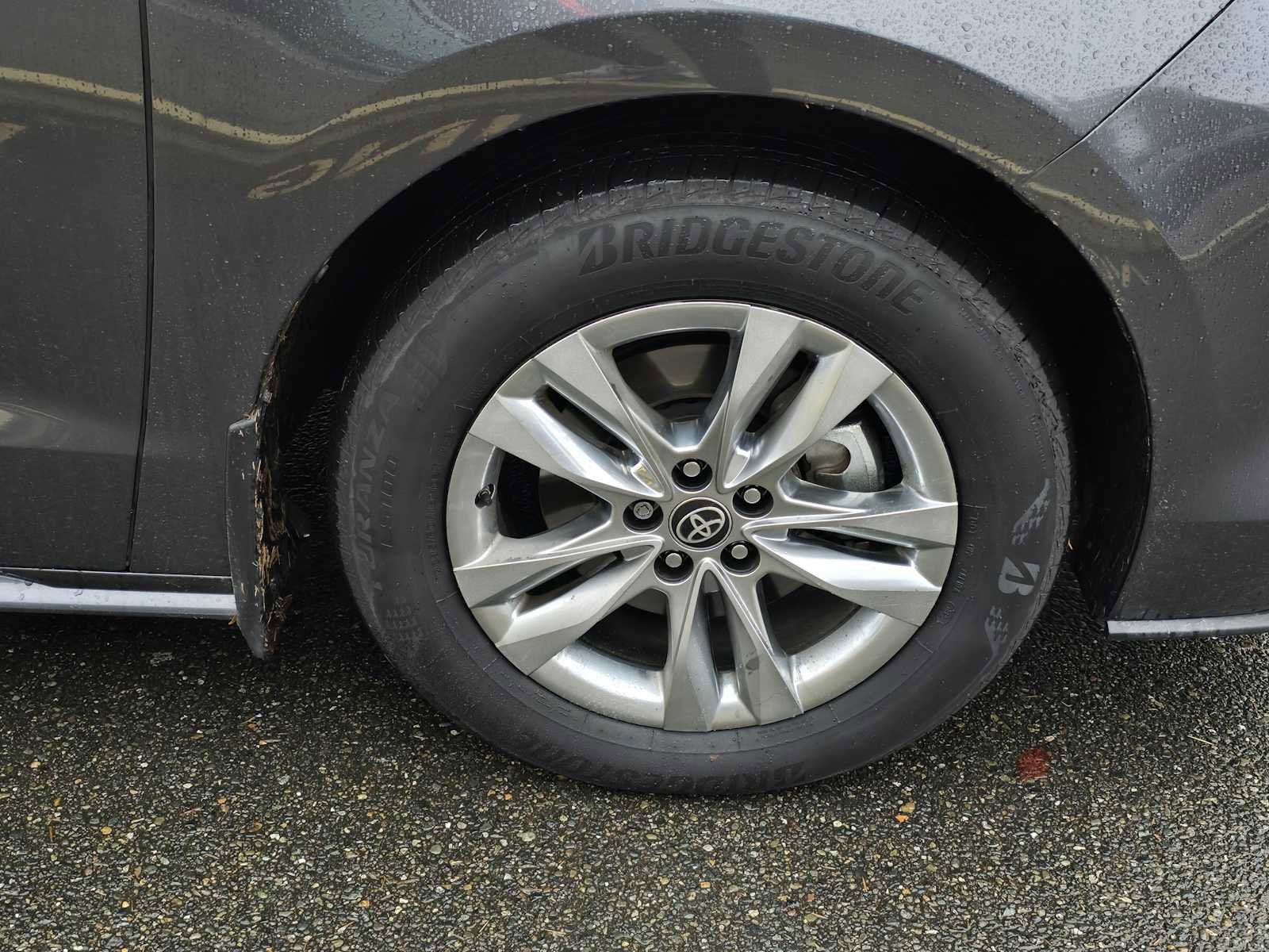 Used 2025 Toyota Sienna XLE image 9