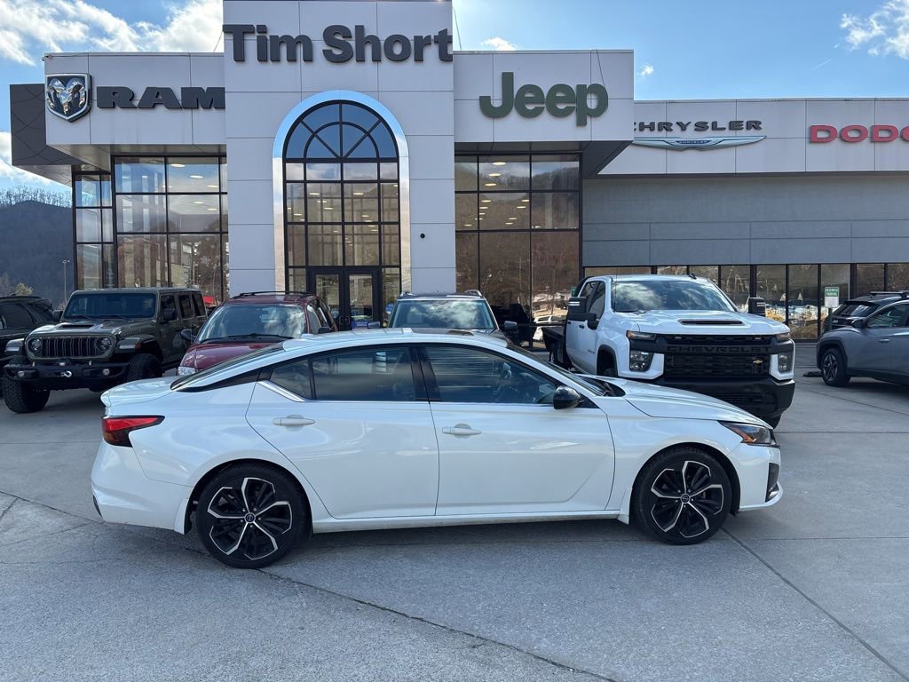 Used 2023 Nissan Altima 2.5 SR w/ SR Premium Package image 4