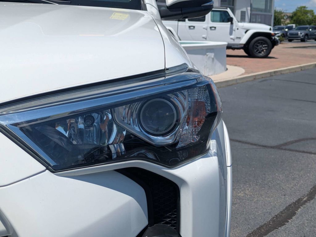 Used 2020 Toyota 4Runner SR5 Premium w/ Moonroof Package AWD/4WD image 11