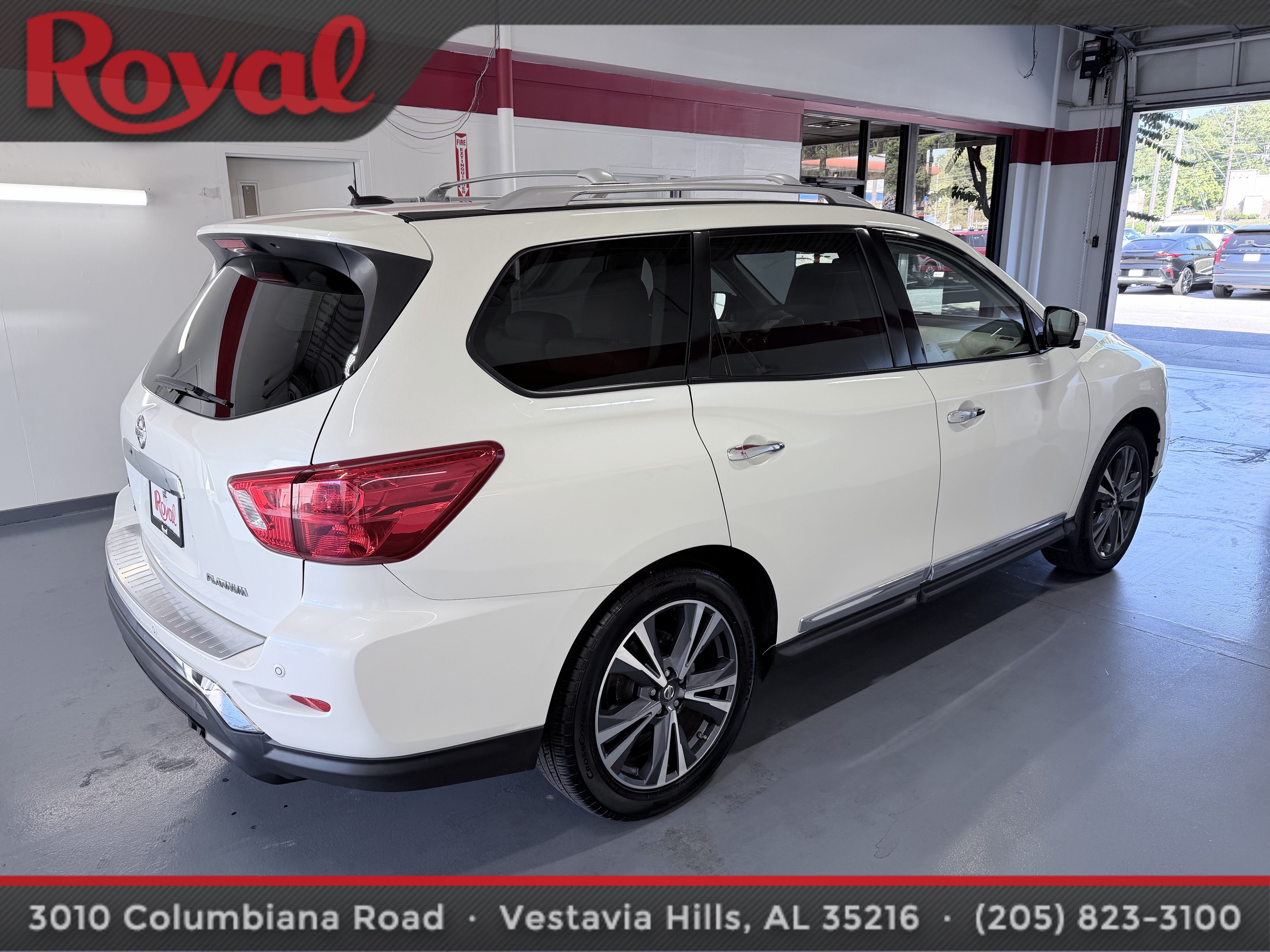 Used 2017 Nissan Pathfinder Platinum w/ Family Entertainment Package FWD image 4