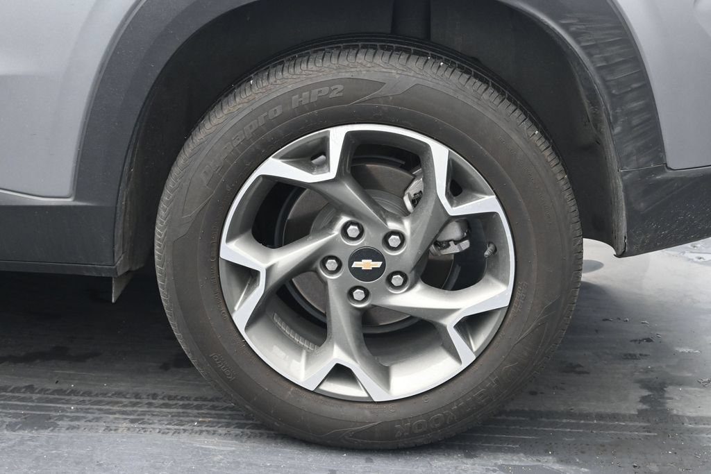 Used 2025 Chevrolet Trax LT FWD image 13