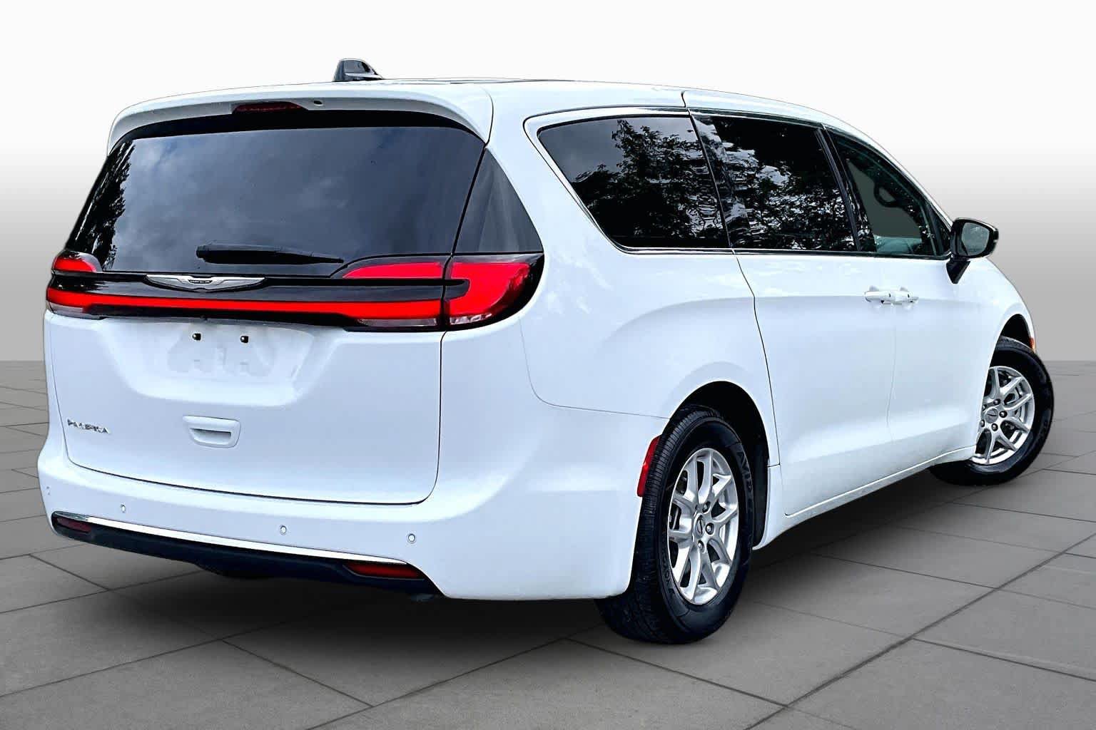 Used 2025 Chrysler Pacifica Select FWD image 13