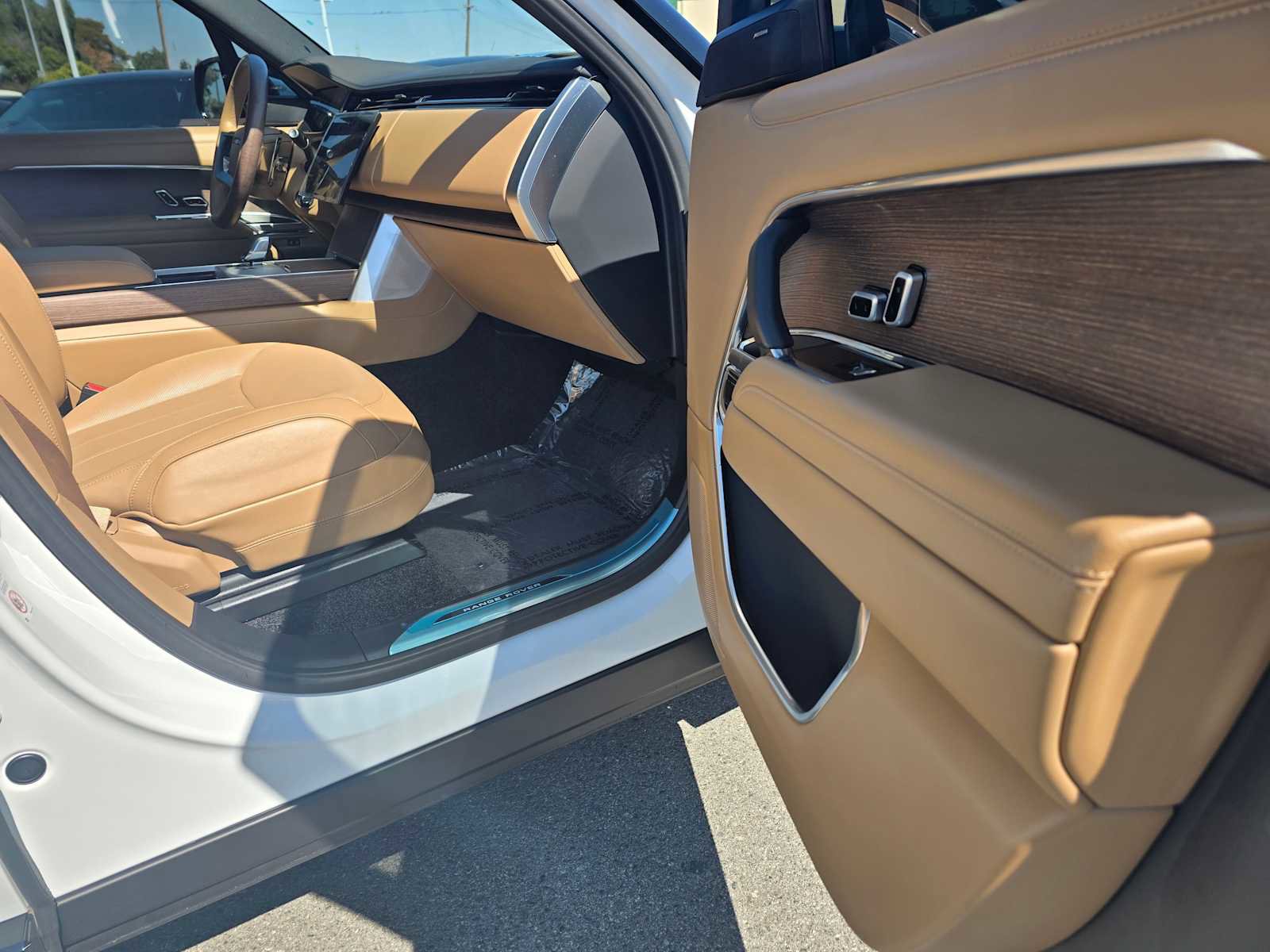 New 2025 Land Rover Range Rover Long Wheelbase SE image 10