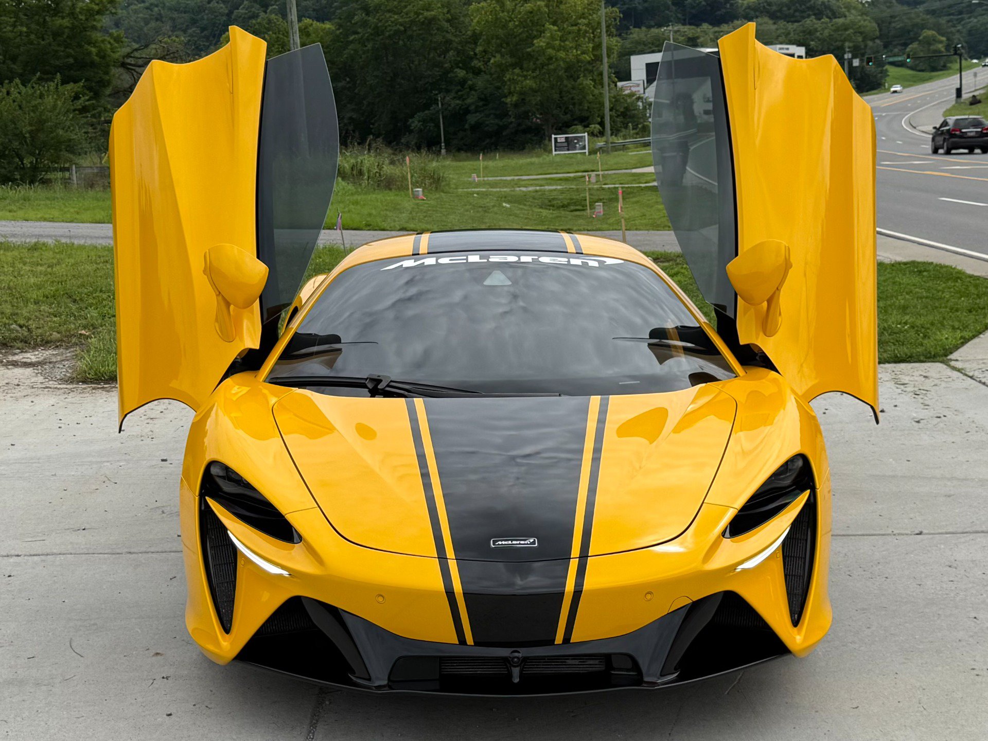 Used 2024 McLaren Artura RWD image 6