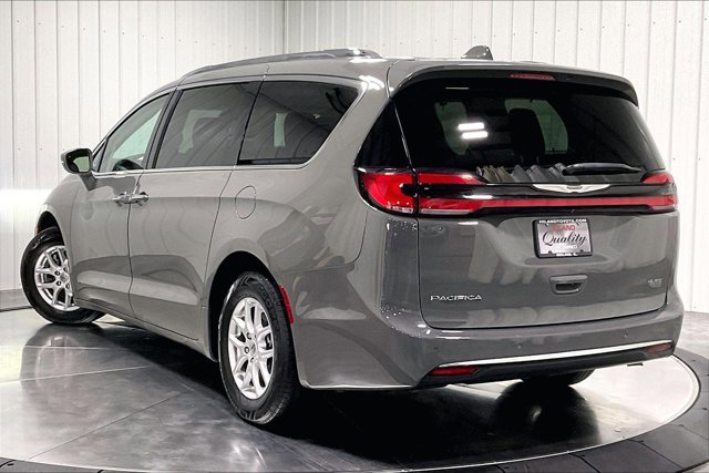 Used 2021 Chrysler Pacifica Touring-L w/ Uconnect Theater Family Group FWD image 12