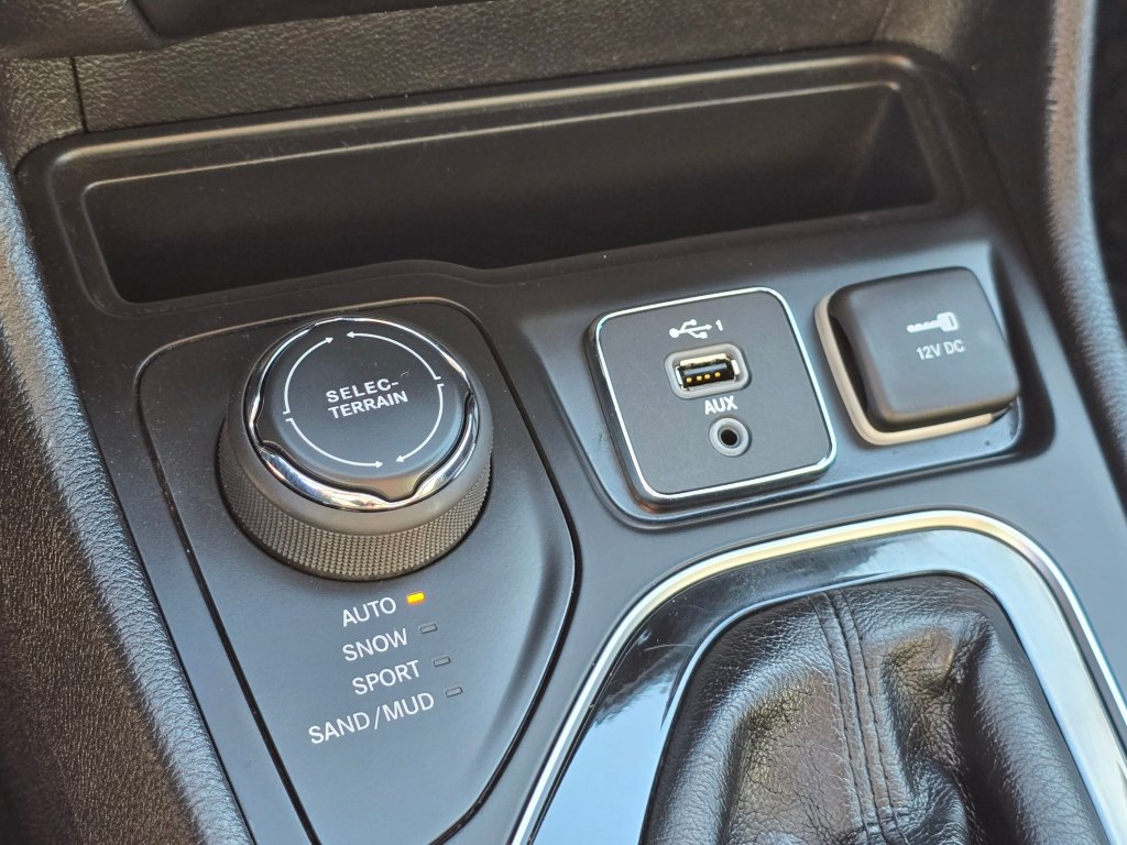 Used 2020 Jeep Cherokee Latitude Plus AWD/4WD image 10