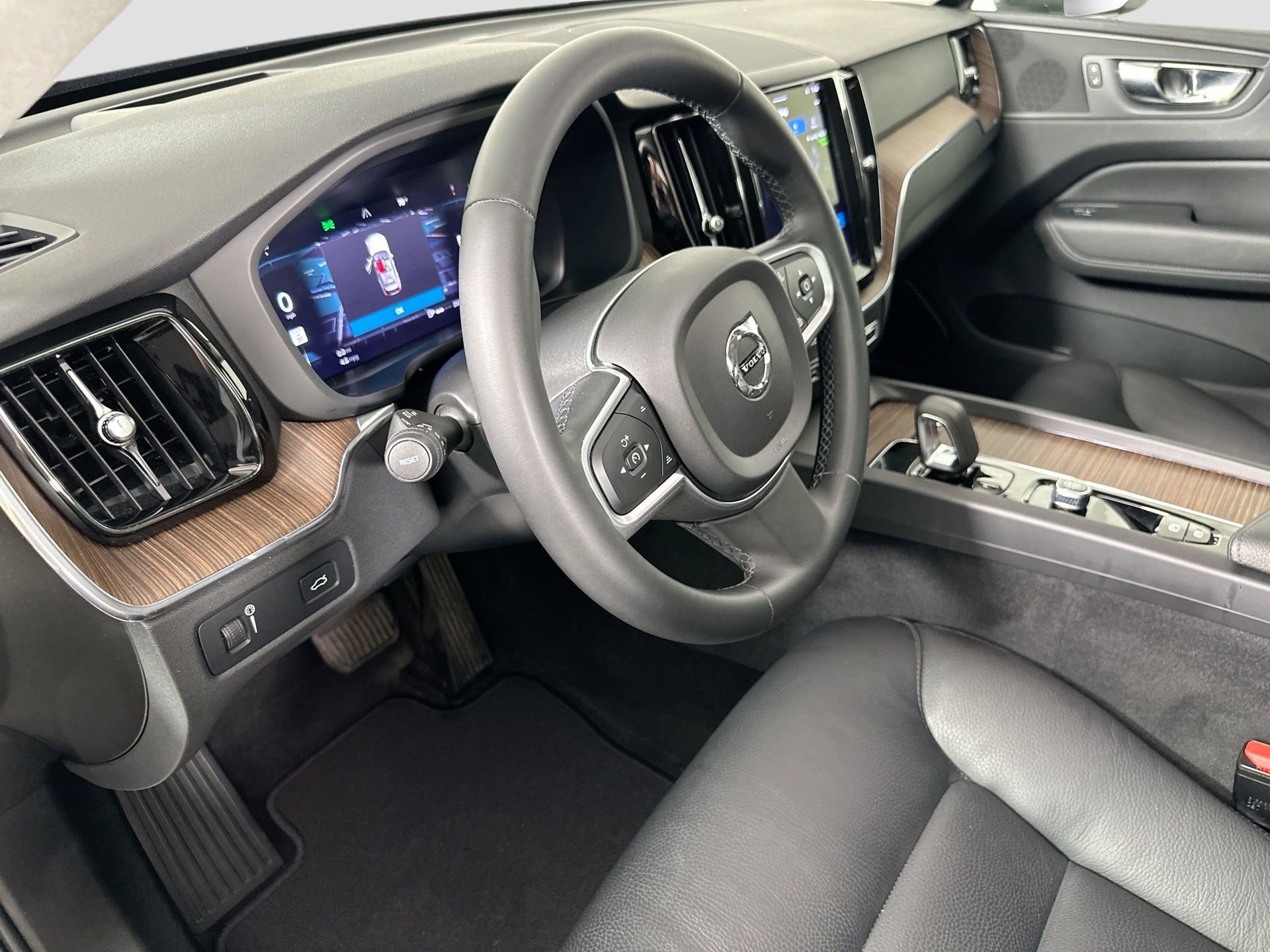 Certified 2022 Volvo XC60 B5 Momentum w/ Advanced Package image 10