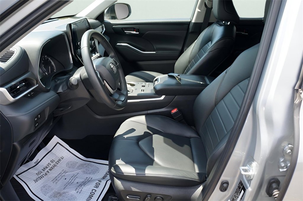Used 2024 Toyota Highlander Platinum image 10