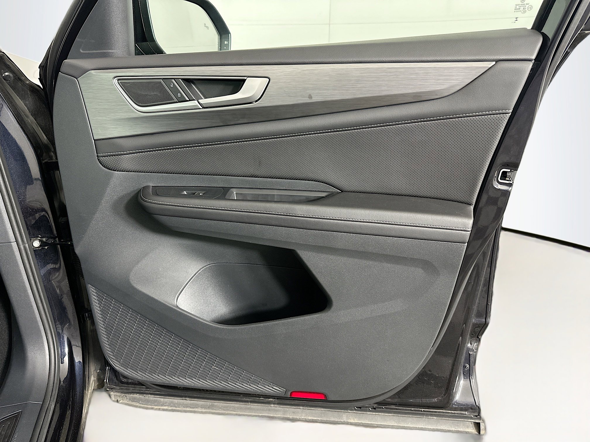 Used 2025 Volkswagen Atlas Cross Sport SE image 32