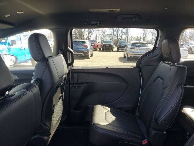New 2026 Chrysler Pacifica Select w/ S Appearance Package FWD image 9