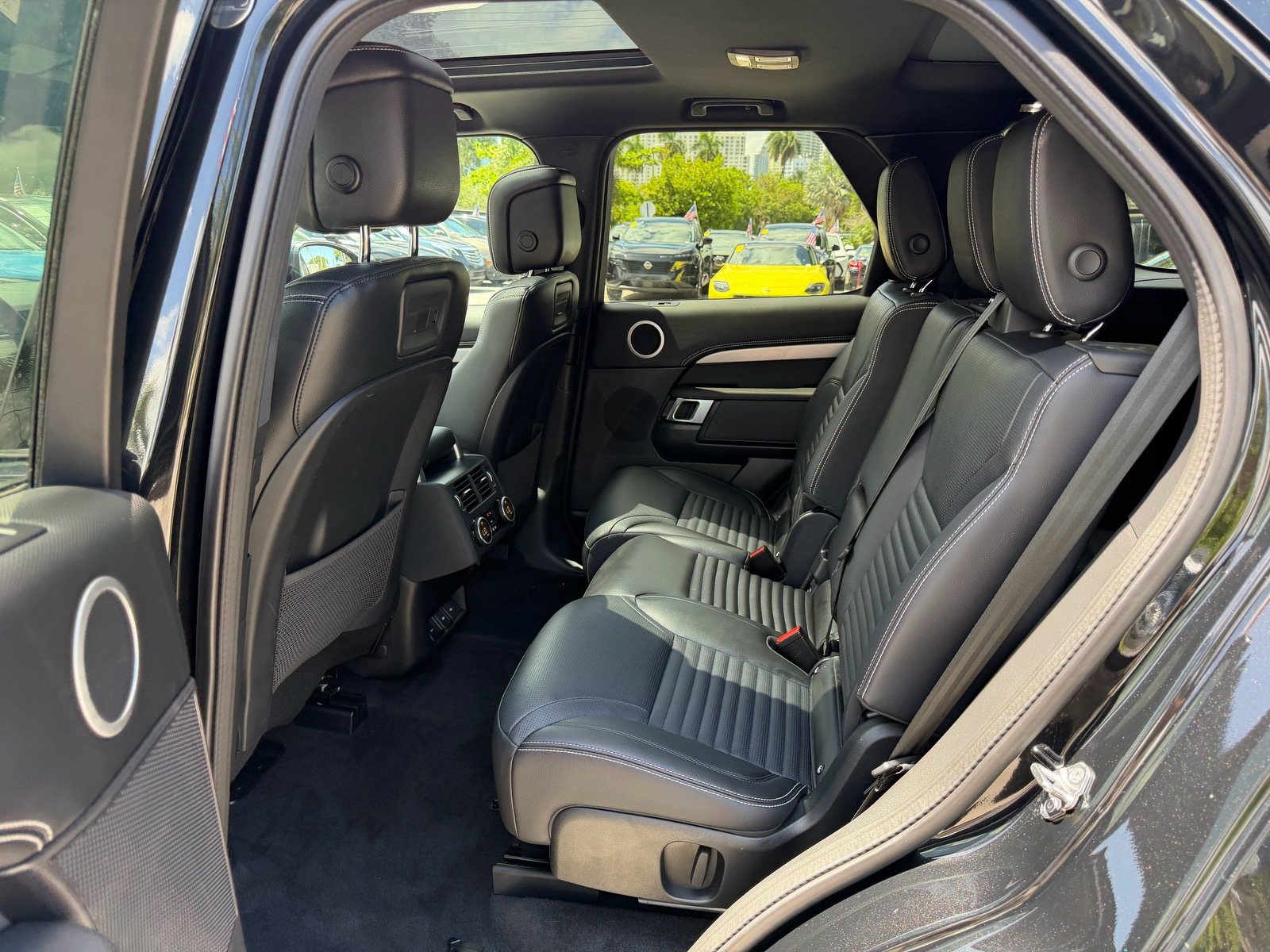 Used 2024 Land Rover Discovery Dynamic SE AWD/4WD image 13