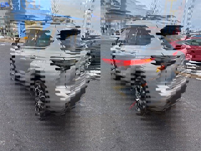 Used 2023 Toyota Highlander XLE image 10