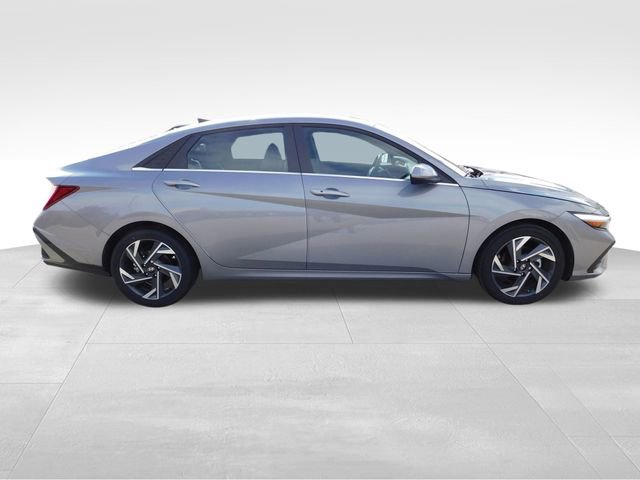 Used 2025 Hyundai Elantra SEL image 9