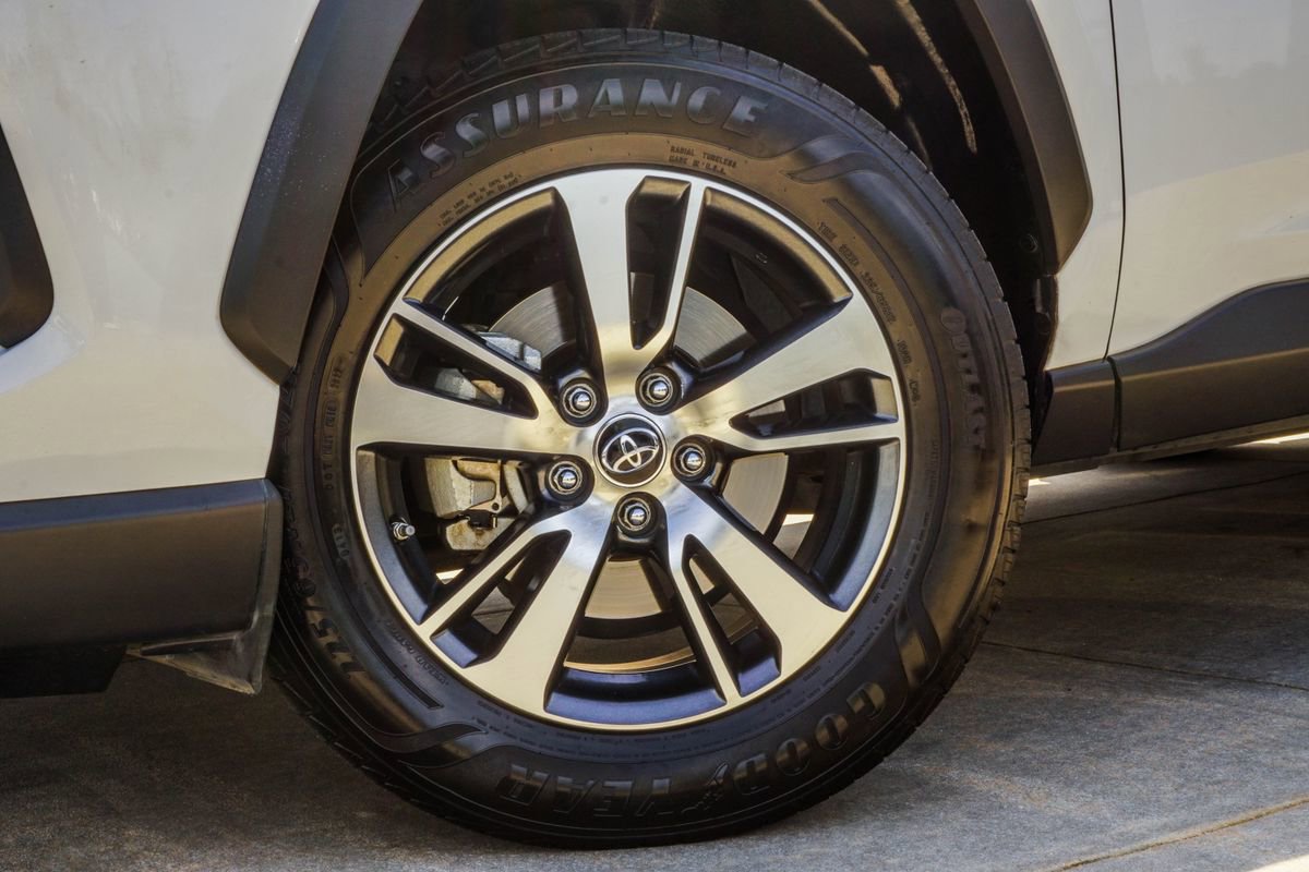 Used 2019 Toyota RAV4 LE FWD image 3
