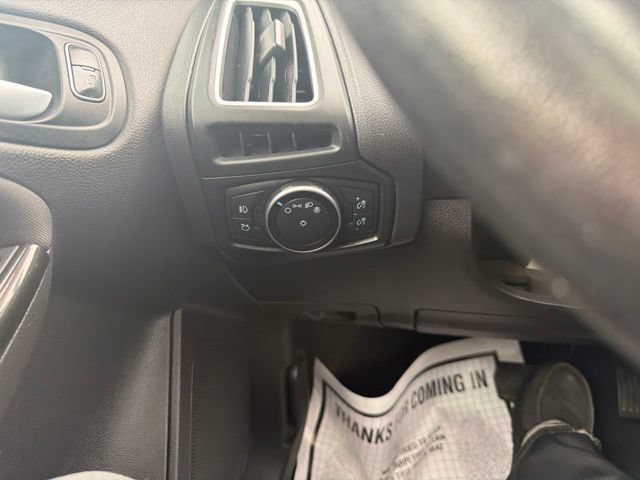 Used 2017 Ford Focus Titanium FWD image 35