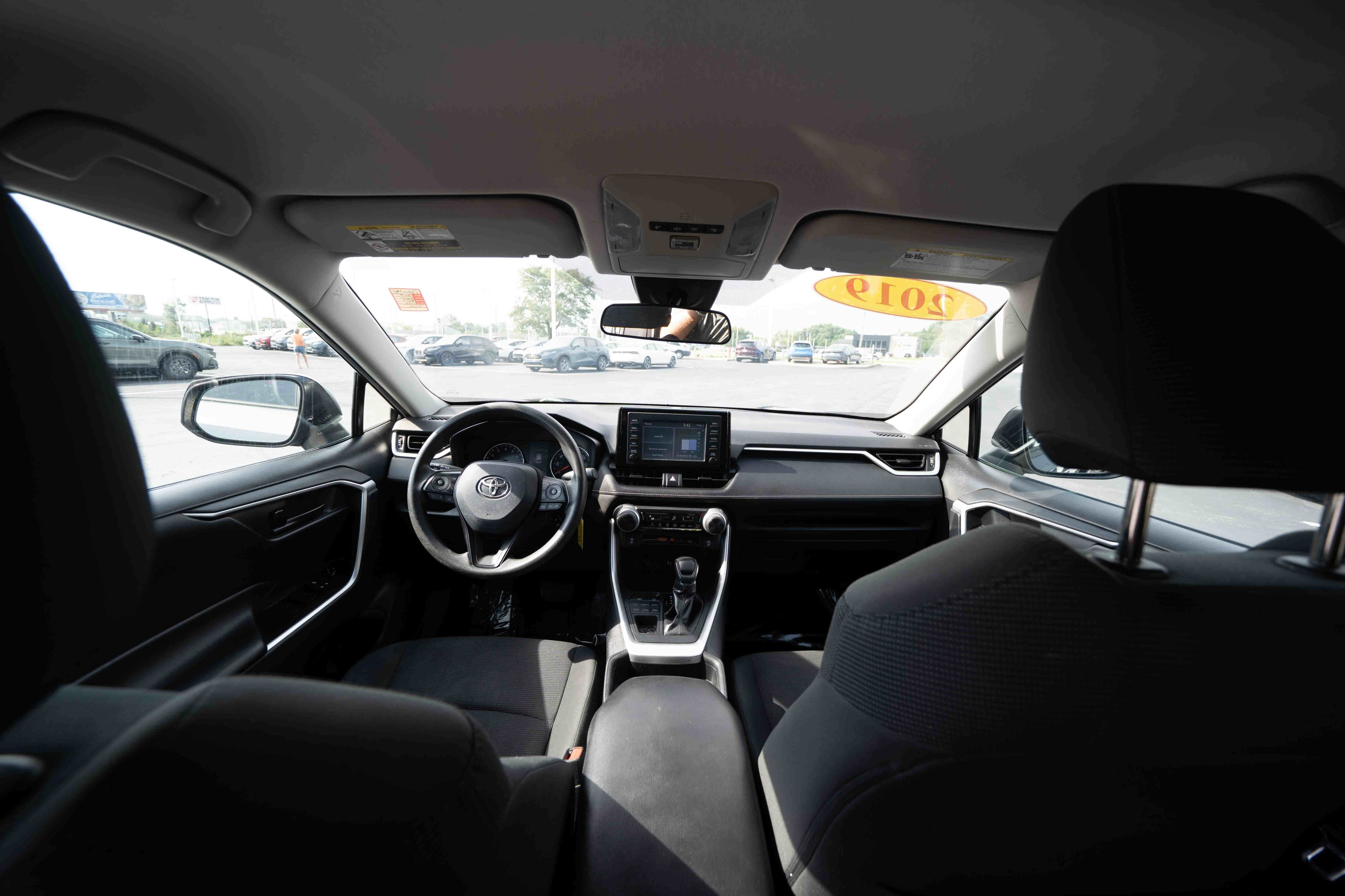 Used 2019 Toyota RAV4 LE AWD/4WD image 19