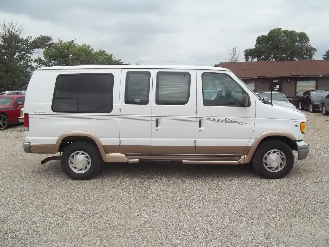 Used 2001 Ford E-150 and Econoline 150 RWD image 1