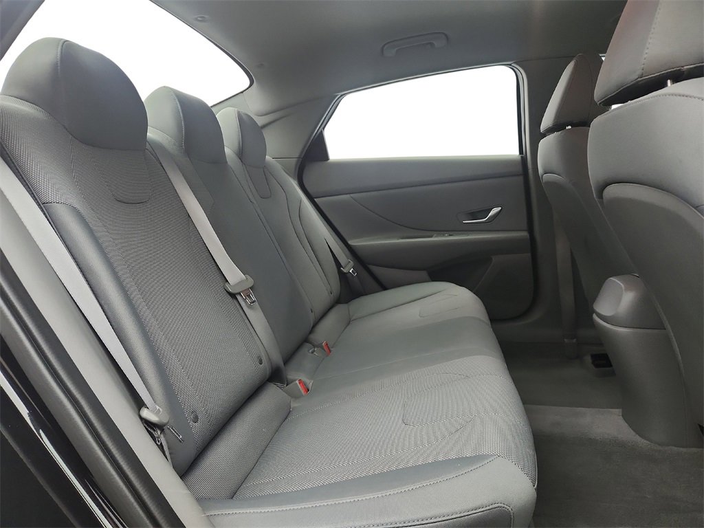 Used 2021 Hyundai Elantra SE image 25