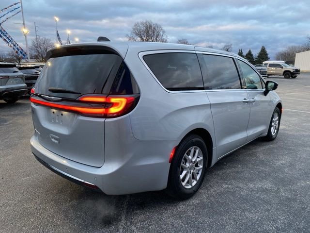 Used 2024 Chrysler Pacifica Touring-L image 6