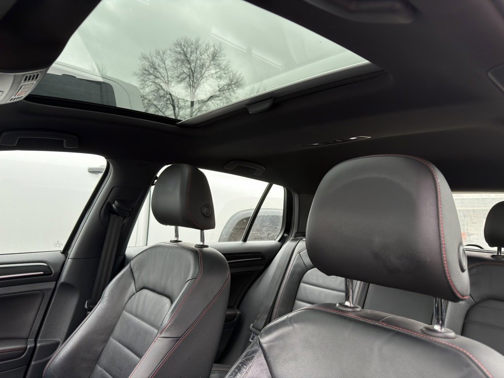 Used 2016 Volkswagen Golf 4-Door image 9