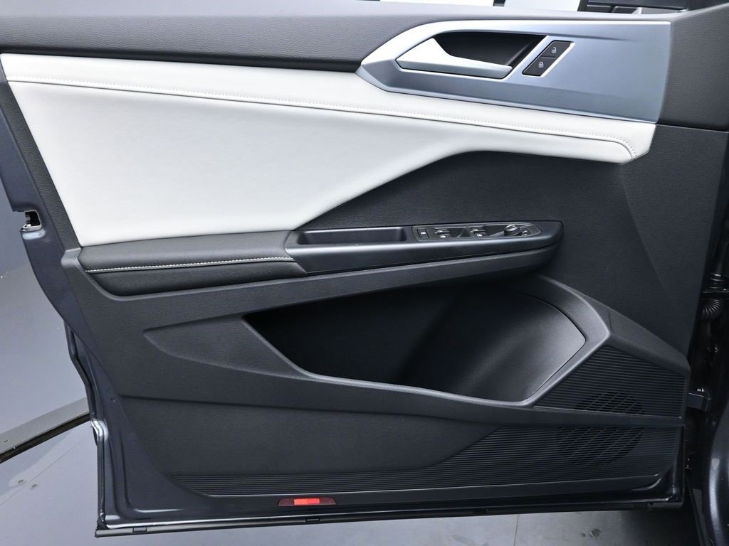 New 2025 Volkswagen Taos SE image 22