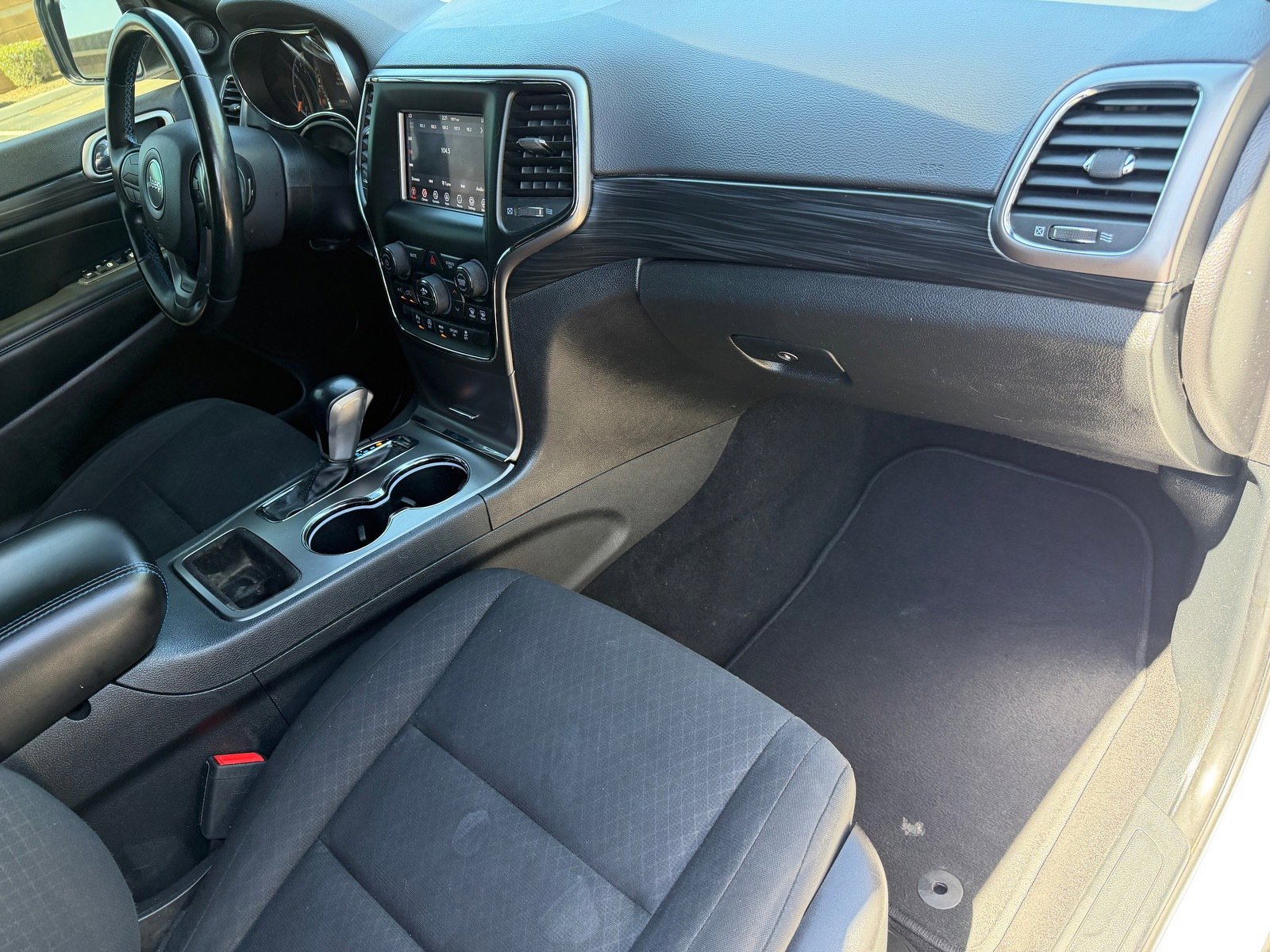 Used 2020 Jeep Grand Cherokee Laredo RWD image 11
