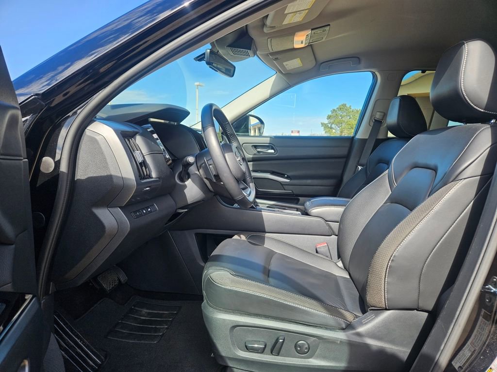 Used 2025 Nissan Pathfinder SL image 9