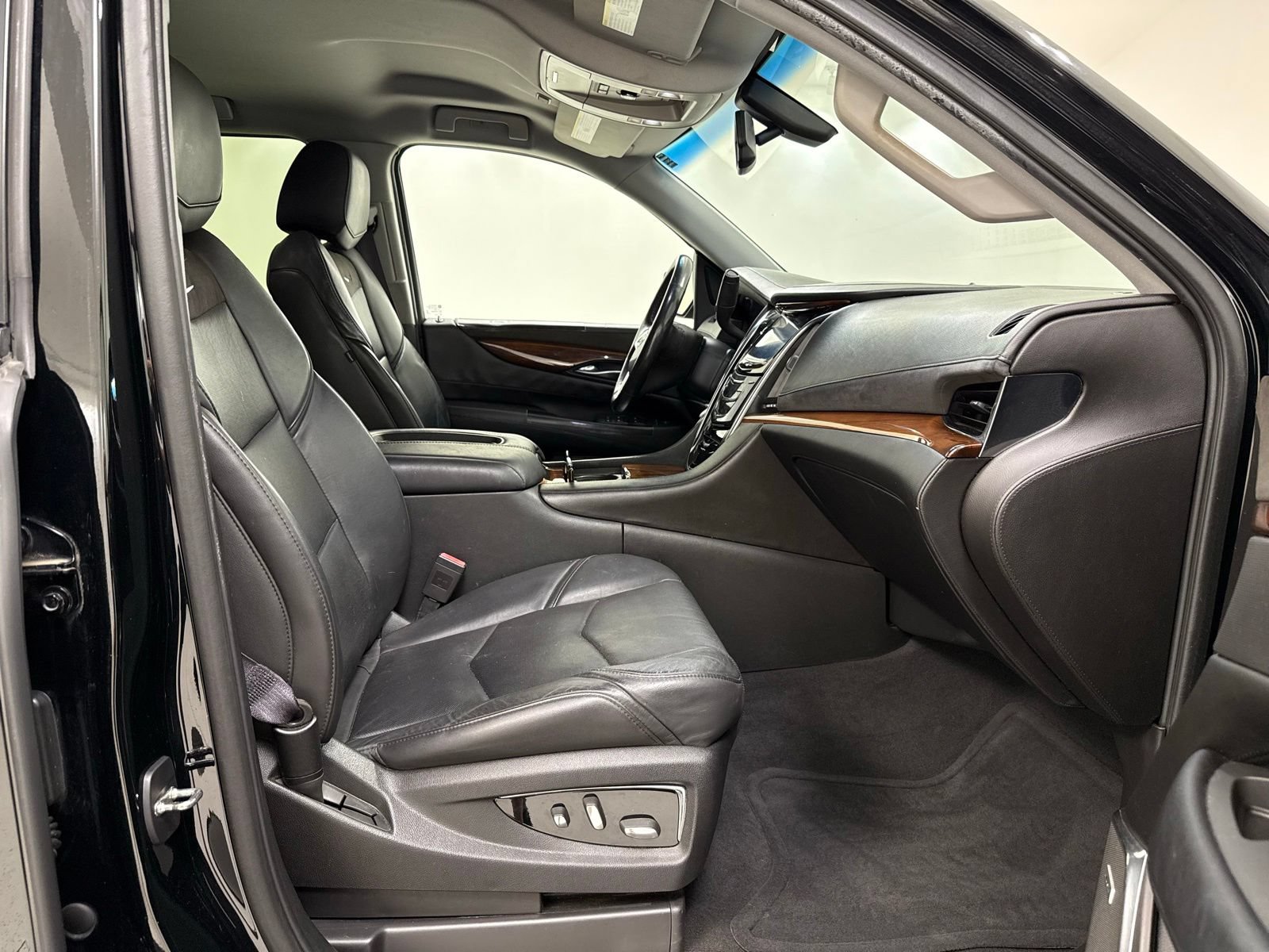 Used 2015 Cadillac Escalade 4WD image 28