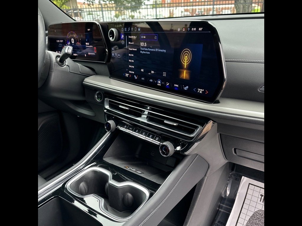 Used 2025 Chevrolet Traverse LT image 14