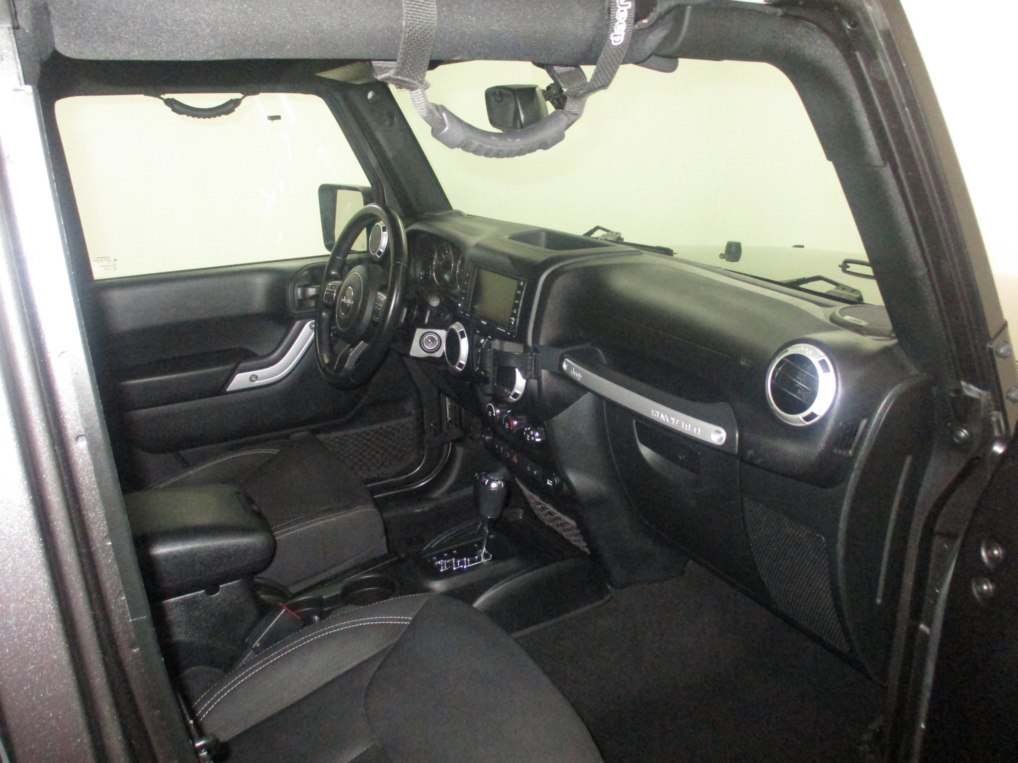 Used 2018 Jeep Wrangler Unlimited Sahara w/ Dual Top Group AWD/4WD image 14