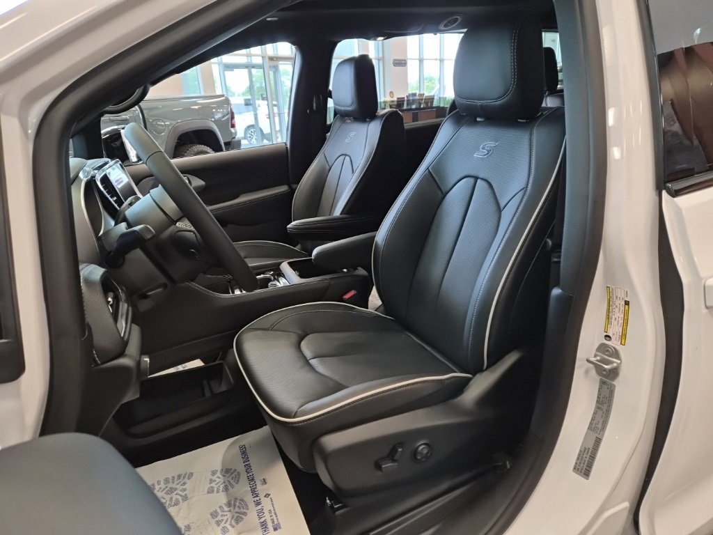 New 2026 Chrysler Pacifica Limited w/ S Appearance Package image 16