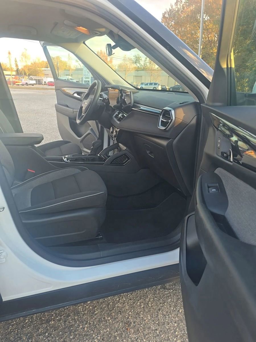 Used 2025 Chevrolet TrailBlazer LT image 14