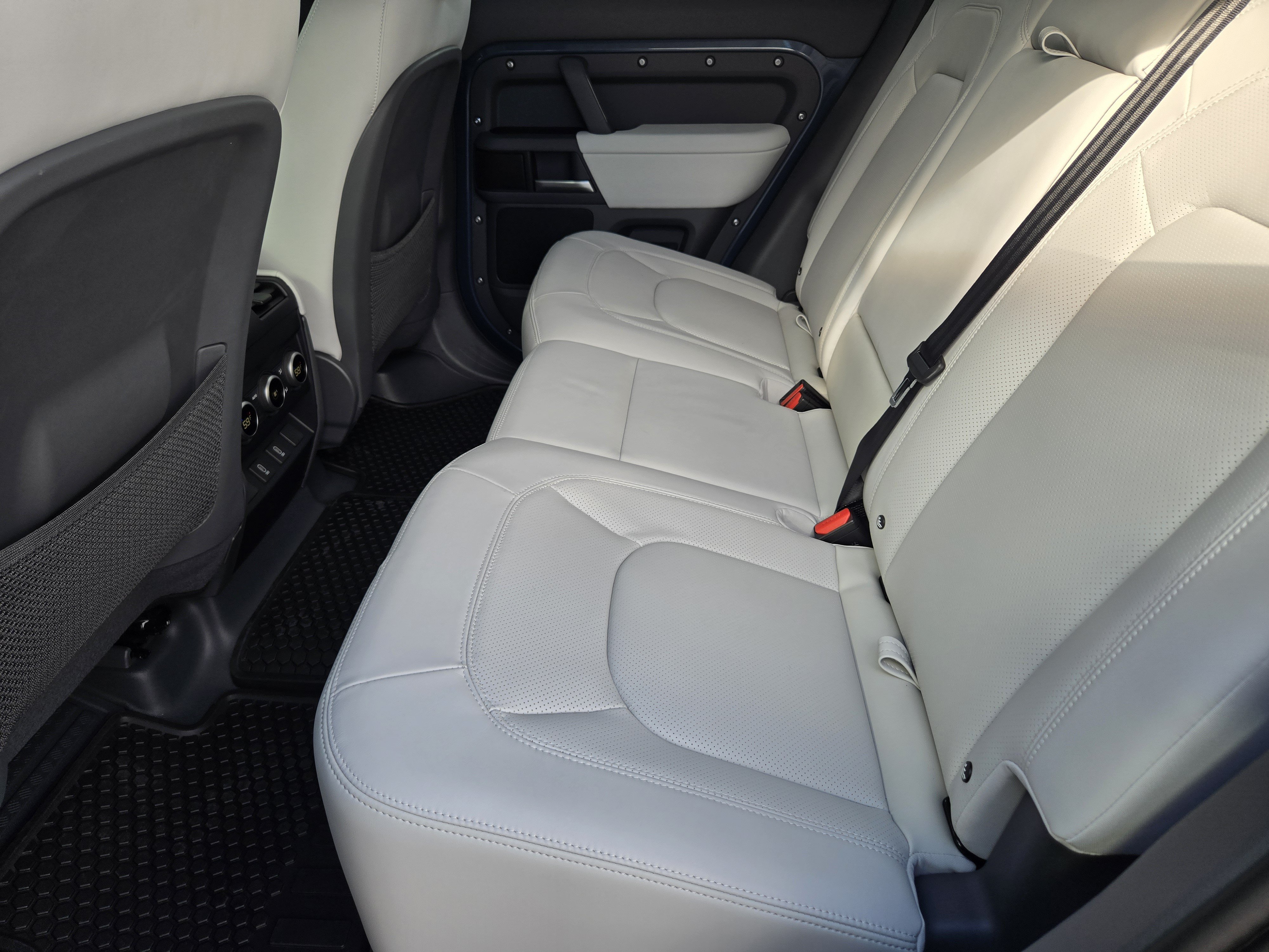 New 2026 Land Rover Defender 110 X-Dynamic SE AWD/4WD image 24