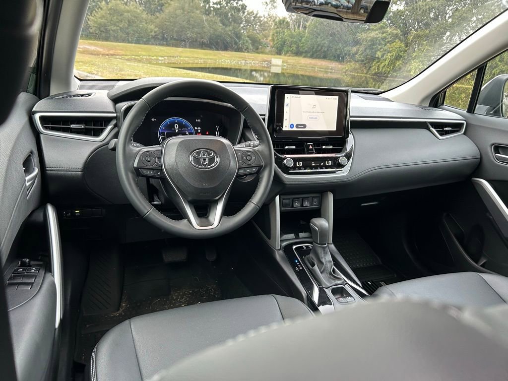 Used 2025 Toyota Corolla Cross XLE image 12