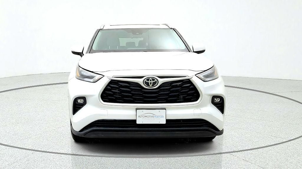 Used 2023 Toyota Highlander XLE AWD/4WD image 2