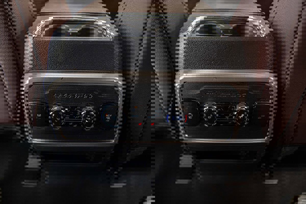 Used 2024 Ford Expedition Limited AWD/4WD image 38