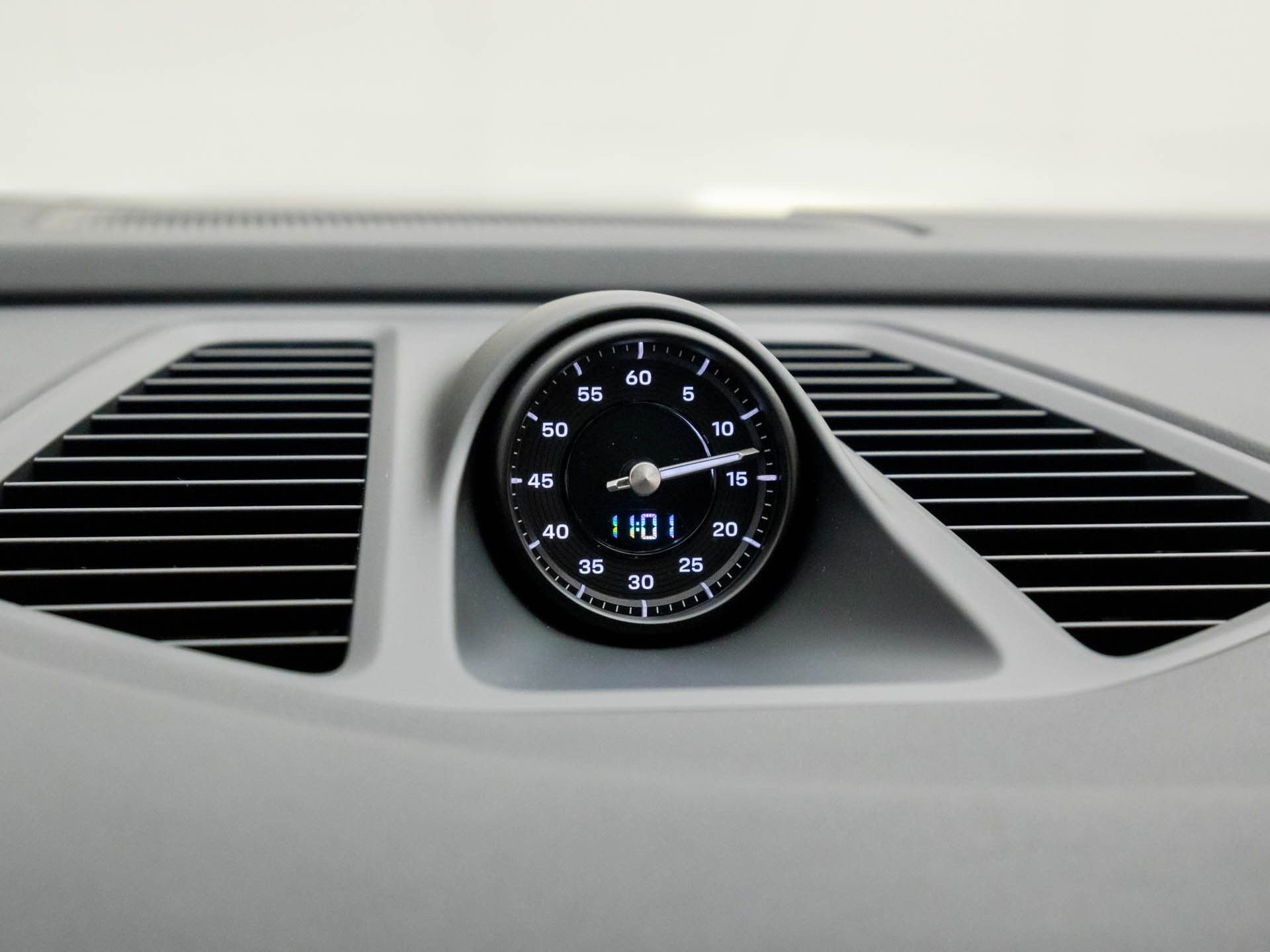 New 2025 Porsche Macan 4 Electric image 28